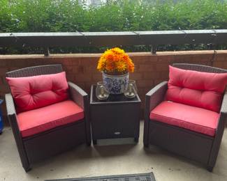Outdoor armchairs & side table