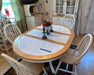Kitchen table with 4 Chairs .