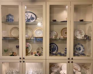 Lots of nice china and pottery