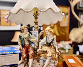 Capo-style porcelain lamp