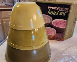 Pyrex Verde Mixing Bowls with original box
