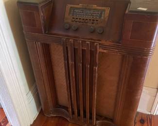 Large cabinet radio