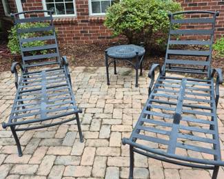 2 iron loungers with a round table - cushions included