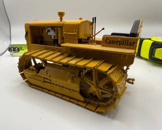 CATERPILLAR Cat D2 ORCHARD Crawler Tractor 2003 NTTC Spec Cast 1:16 Scale Model