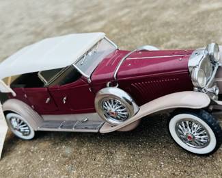 1930 Duesenberg “J” Derham Tourster from the Franklin mint 1/18 scale diecast model. original tag and removable hardtop.