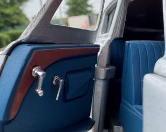 1933 Pierce Silver Arrow, 1/24 scale diecast model from the Danbury mint with rare blue interior 