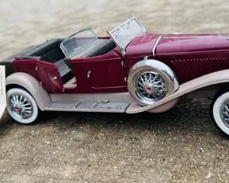1930 Duesenberg “J” Derham Tourster from the Franklin mint 1/18 scale diecast model. original tag and removable hardtop.