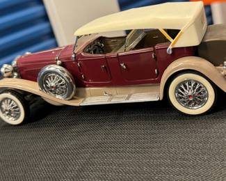 1930 Duesenberg “J” Derham Tourster from the Franklin mint 1/18 scale diecast model. original tag and removable hardtop.