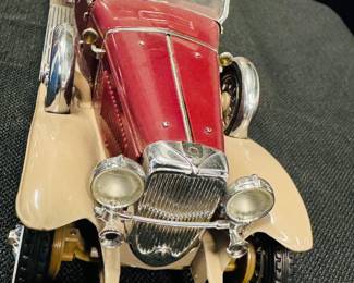 1930 Duesenberg “J” Derham Tourster from the Franklin mint 1/18 scale diecast model. original tag and removable hardtop.