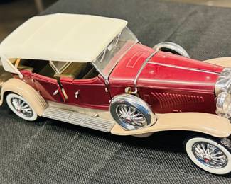 1930 Duesenberg “J” Derham Tourster from the Franklin mint 1/18 scale diecast model. original tag and removable hardtop.