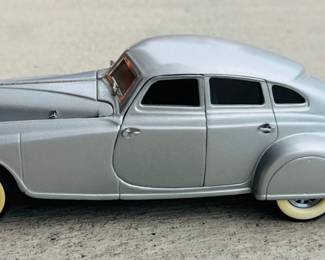 1933 Pierce Silver Arrow, 1/24 scale diecast model from the Danbury mint with rare blue interior 