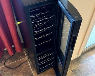 Haier Wine Cellar **ATTN** Cools but makes beeping sound. Priced accordingly.