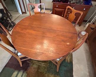 Round Dining Table w/ Leaf Insert and Four Chairs