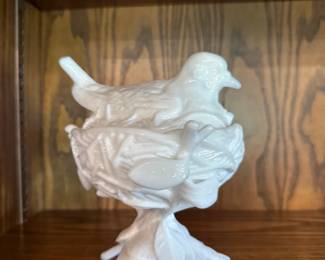 Westmoreland bird on nest covered dish