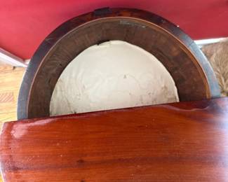Federal style round mahogany end table with hinged top