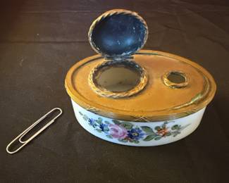 Porcelain trinket box