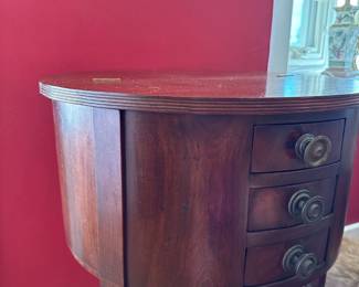 Federal style round mahogany end table with hinged top