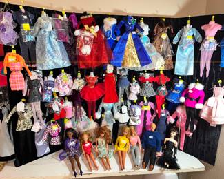 LOTS OF BARBIE OUTFITS!
