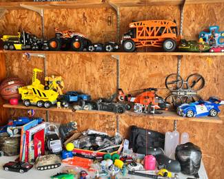 TO THE GARAGE! TOYS & RC CARS