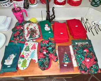 CHRISTMAS TOWELS & OVEN MITTS