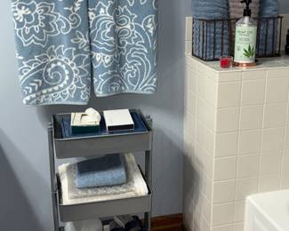 Towels, bathroom storage caddy 
