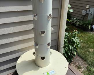 Tower gardening system