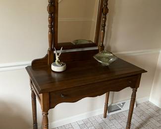 Very nice vanity/desk