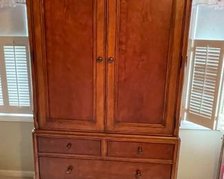Very nice wardrobe/dresser with storage.