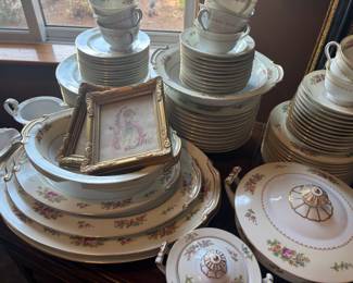 Noritake Floral Pattern Dinner Set