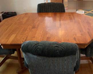 Vintage Wood Table And 1 Leaf W 4 Upholstered Chairs W Arms And Wheels 