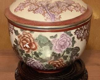 529 - Oriental Jar w/ Wood Base - 7" tall
