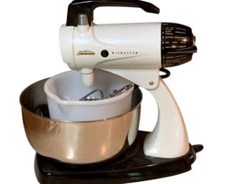 112 - Vintage Sunbeam Mixmaster w/ accessories & bowls
