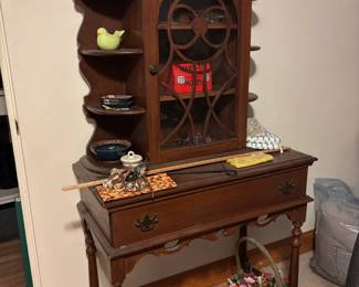 Glassware entry cabinet