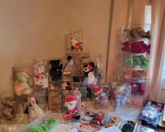 Ty Beanie Babies. Many in collectible cases