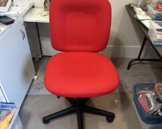 BERNINA chair was designed to help stop sewing fatigue. Its thickly padded, high density foam seat and heavy duty upholstery will keep you comfortable even after hours of sewing and quilting. Plus, it’s simple to adjust with the Hydraulic Lift for your specific needs.