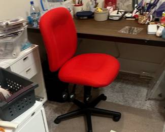 BERNINA chair was designed to help stop sewing fatigue. Its thickly padded, high density foam seat and heavy duty upholstery will keep you comfortable even after hours of sewing and quilting. Plus, it’s simple to adjust with the Hydraulic Lift for your specific needs.