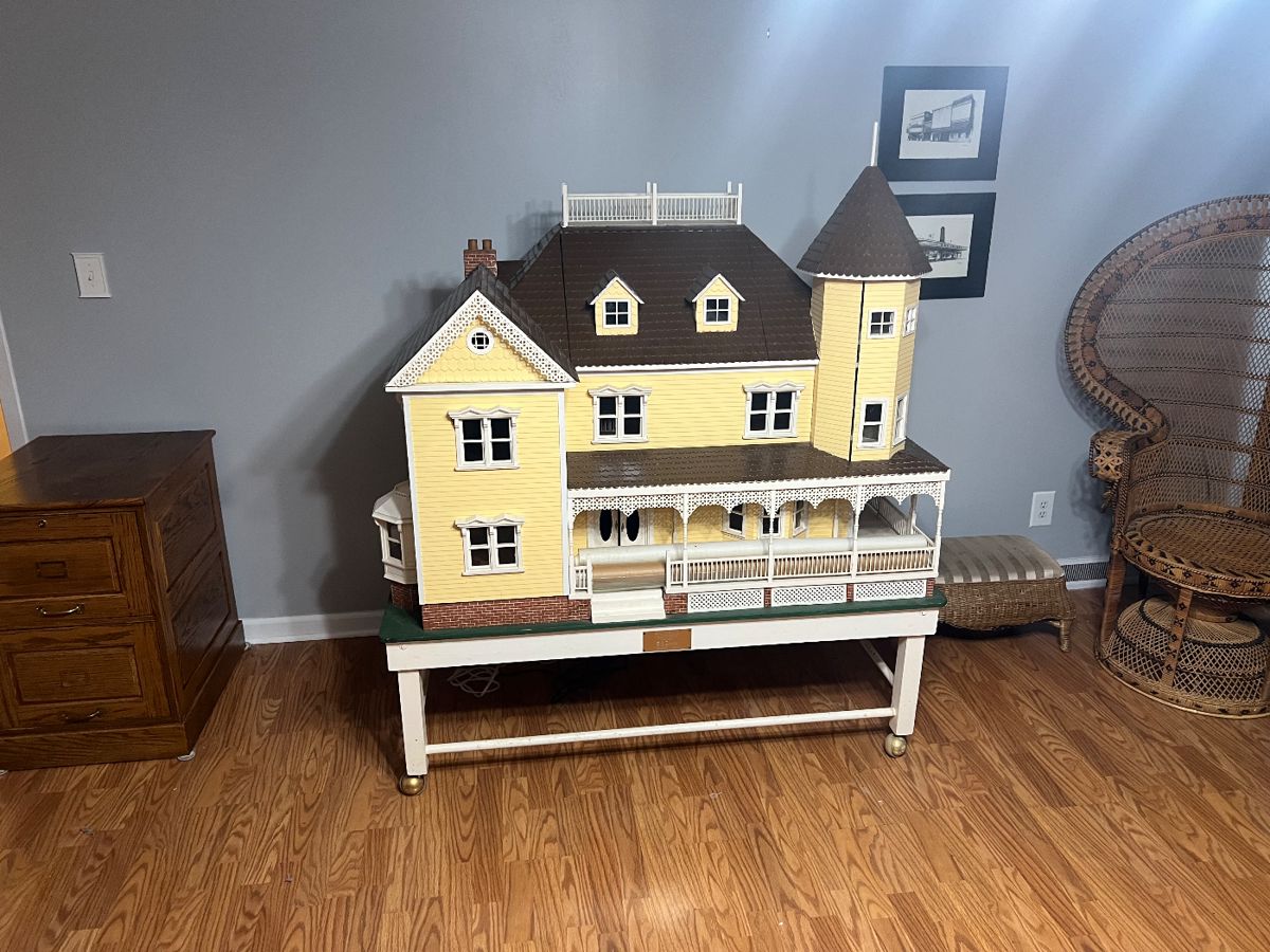 BEAUTIFUL LARGE LIGHTED DOLL HOUSE