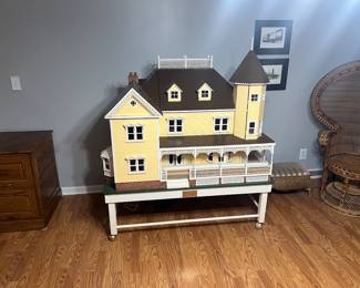 BEAUTIFUL LARGE LIGHTED DOLL HOUSE