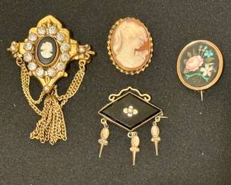 Victorian and other antique brooches, including early 19th century pietra dura inscribed brooch (upper R)