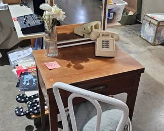 TABLE CHAIR MIRROR