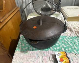 CAST IRON DUTCH OVEN WITH LID