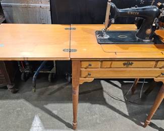 SEWING MACHINE / TABLE