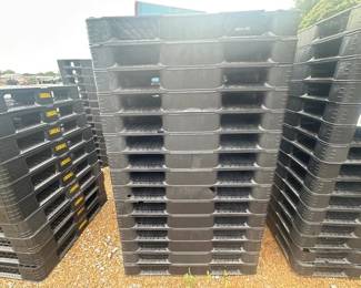 15 PLASTIC PALLETS