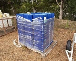 PALLET OF PLASTIC CONTAINERS WITH LIDS