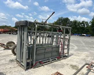 WW CATTLE SQUEEZE CHUTE With PALPATION CAGE