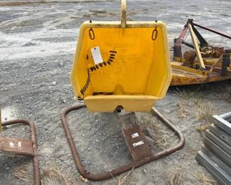 COOP SWIVEL MINERAL FEEDER