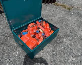 BOX OF RATCHET STRAPS