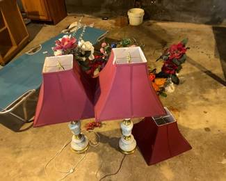 FLOWER DECOR AND 2 VINTAGE LAMPS