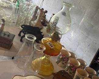 OIL LAMP WITH TWO EXTRA GLASS GLOBES