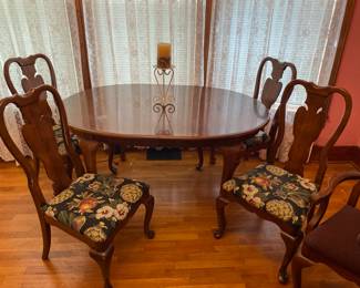 Round dining table with 2 leaves & 6 chairs ( 2 are hosts chairs)